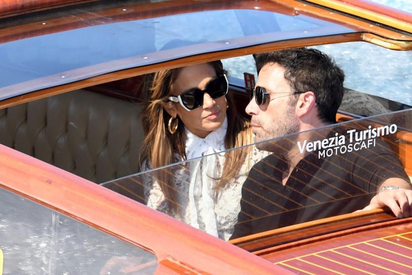 Jennifer Lopez và Ben Affleck du ngoạn Venice, Ý, trên taxi nước. Ảnh: Newspress/BACKGRID