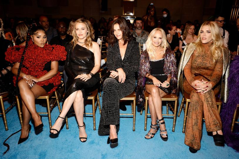 Katie Holmes (giữa) trẻ trung sành điệu đi xem show của Christian Siriano trong Tuần lễ thời trang New York 2021 cùng Lil 'Kim, Alicia Silverstone, Kristin Chenoweth và Busy Philipps (từ trái qua phải). Ảnh: Jamie McCarthy/Getty Images