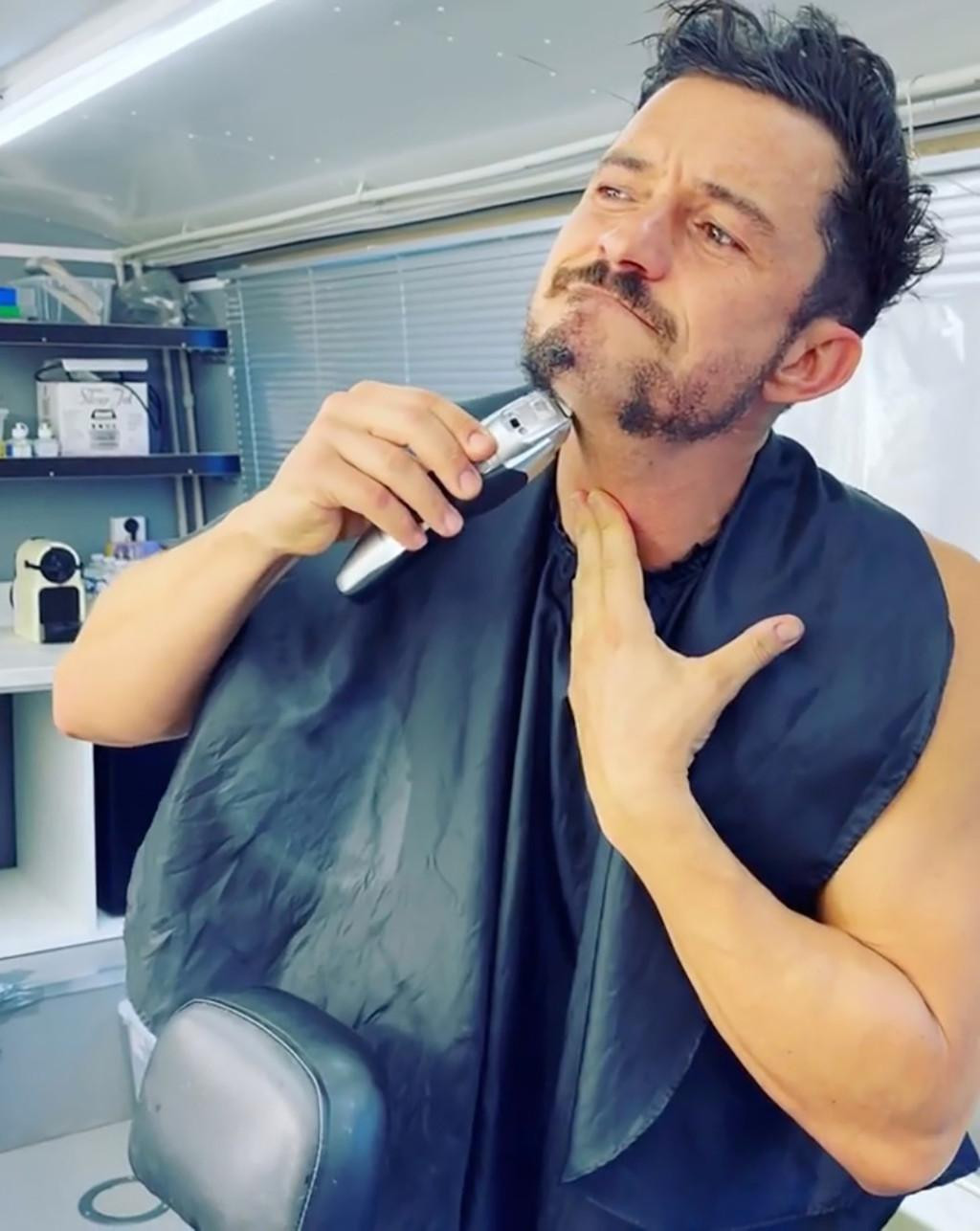 Orlando Bloom cạo bỏ bộ râu nuôi trong thời gian dài để quay phim "Carnival Row". Ảnh: cắt từ video Instagram