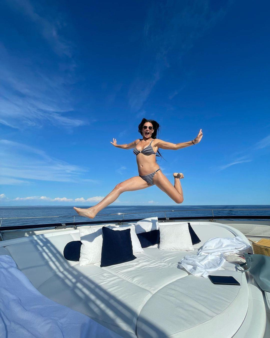 Demi Moore phấn khích thực hiện cú nhảy cao trên du thuyền trong bộ bikini gợi cảm. Ảnh: Instagram.