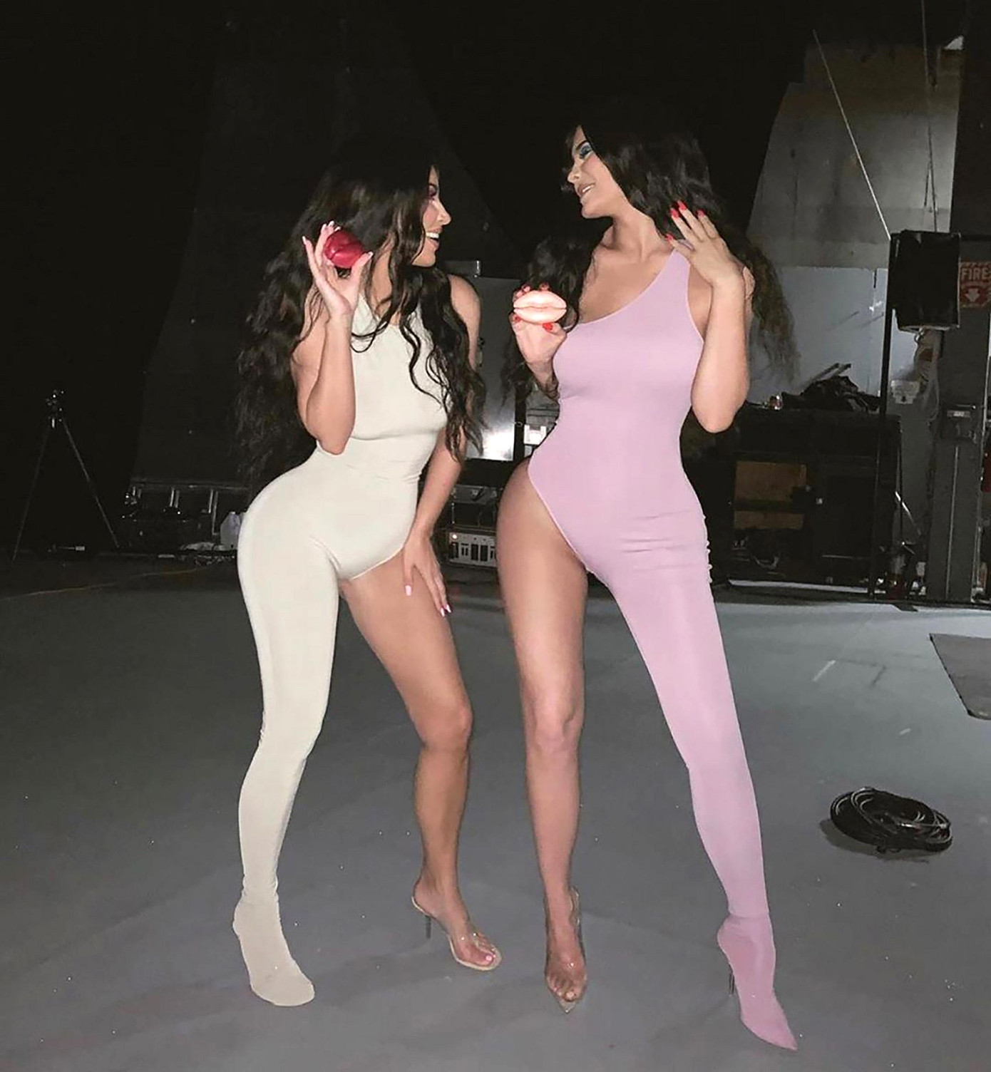 Một số điểm chung trong lựa chọn trang phục của Kim và Kylie là chuộng trang phục bó sát khoe thân hình "đồng hồ cát".