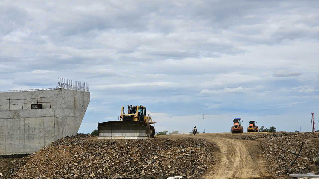 Tranh thủ mặt bằng, nhà thầu huy động máy móc thi công cao tốc Khánh Hòa - Buôn Ma Thuột.