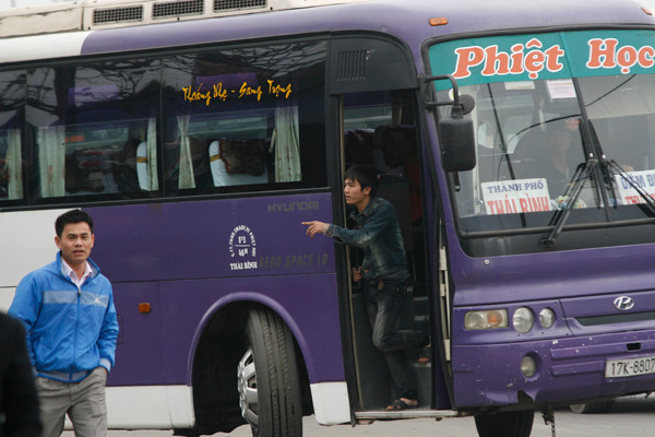 ... và vì thế, nhiều xe khách chạy như rùa bò trên đường để bắt thêm khách