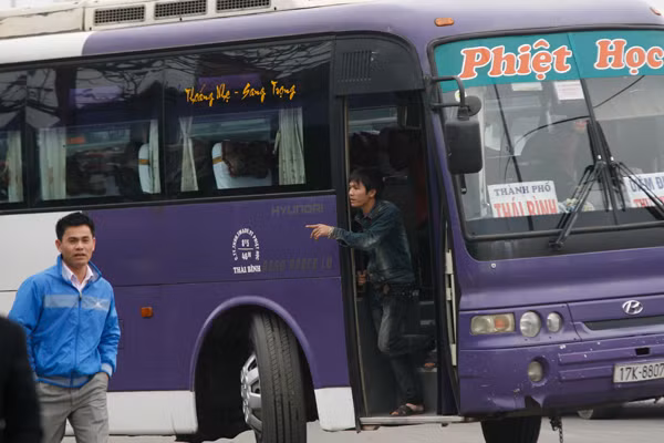 ... và vì thế, nhiều xe khách chạy như rùa bò trên đường để bắt thêm khách