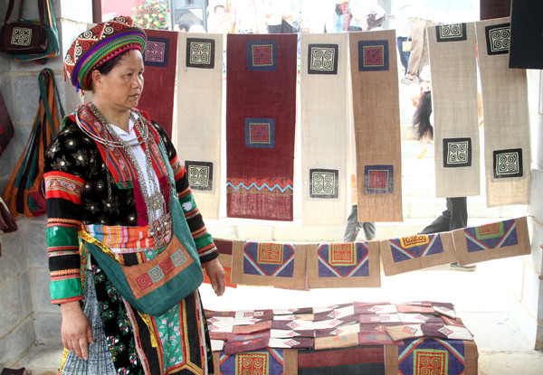 Gian hàng bày bán những túi ví dệt từ sợi lanh của người H'mông