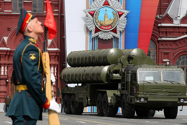 S-400 Triumph trong một buổi duyệt binh của các lực lượng vũ trang Nga