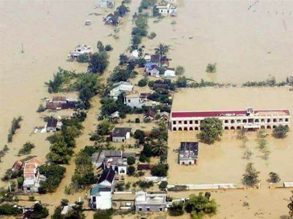 Cận cảnh Ninh Bình chìm trong nước, đường biến thành sông ảnh 3