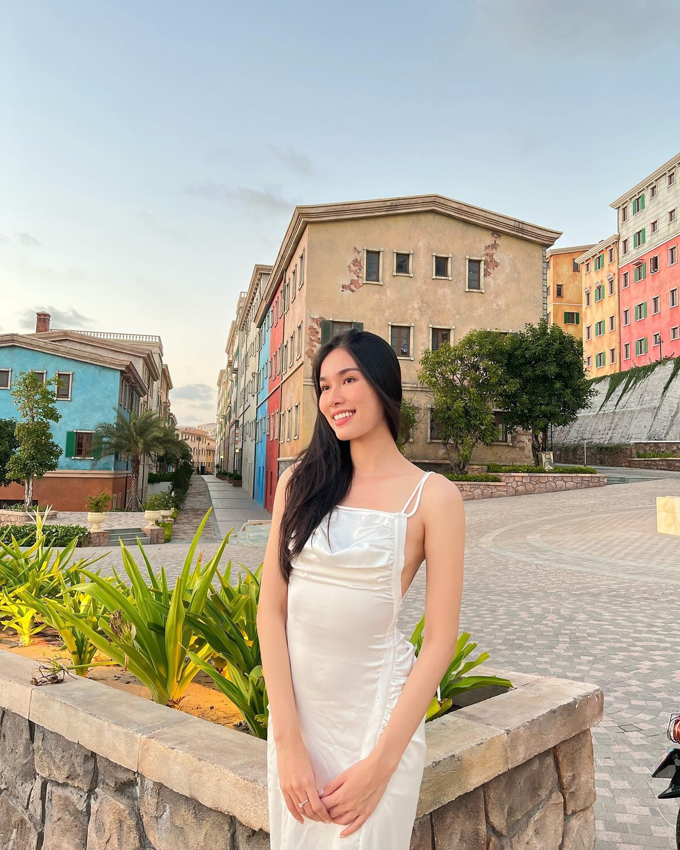 Á hậu Phương Anh diện váy lụa khoe vai trần quyến rũ.