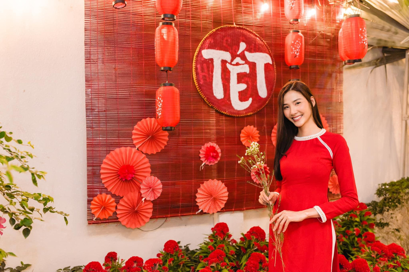 Á hậu Hoàng Thuỳ diện áo dài đỏ rực du Xuân những ngày cuối năm.