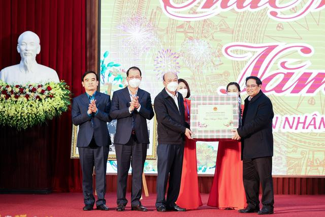 Thủ tướng tặng quà cán bộ, công nhân lao động ngành than. Ảnh: VGP/Nhật Bắc Thủ tướng tặng quà cán bộ, công nhân lao động ngành than. Ảnh: VGP/Nhật Bắc