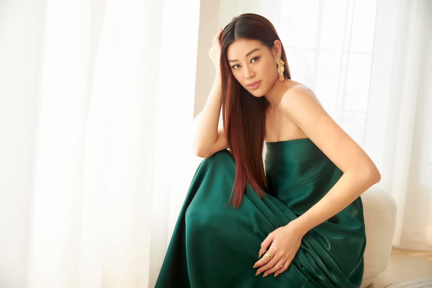 Hoa hậu Khánh Vân diện váy cúp ngực khoe vai trần gợi cảm.