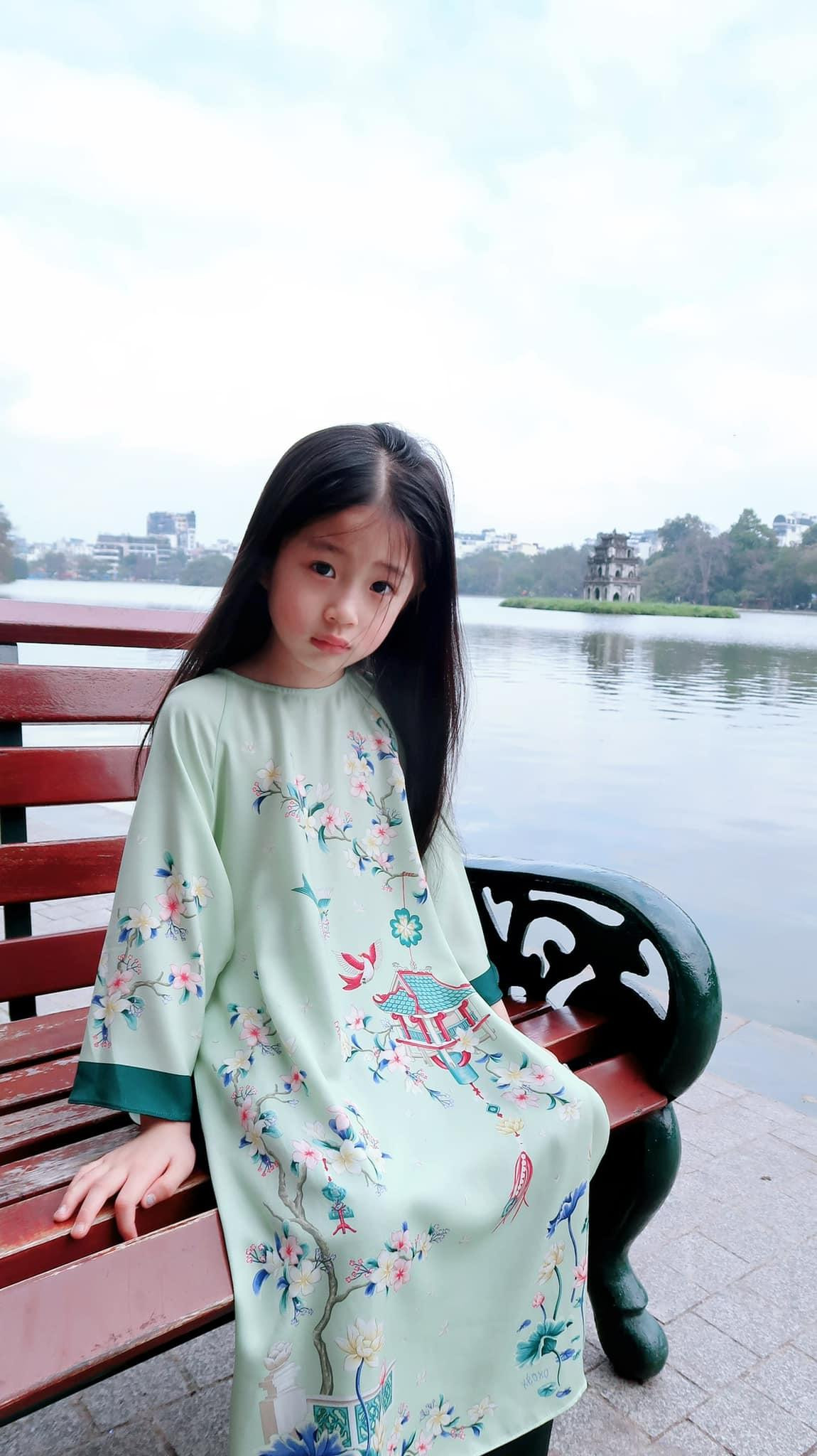 Cô con gái của Á hậu diện áo dài tông màu xanh với hoạ tiết hoa cỏ mùa Xuân, khoe nhan sắc ngày càng đáng yêu. Cô con gái của Á hậu diện áo dài tông màu xanh với hoạ tiết hoa cỏ mùa Xuân, khoe nhan sắc ngày càng đáng yêu.