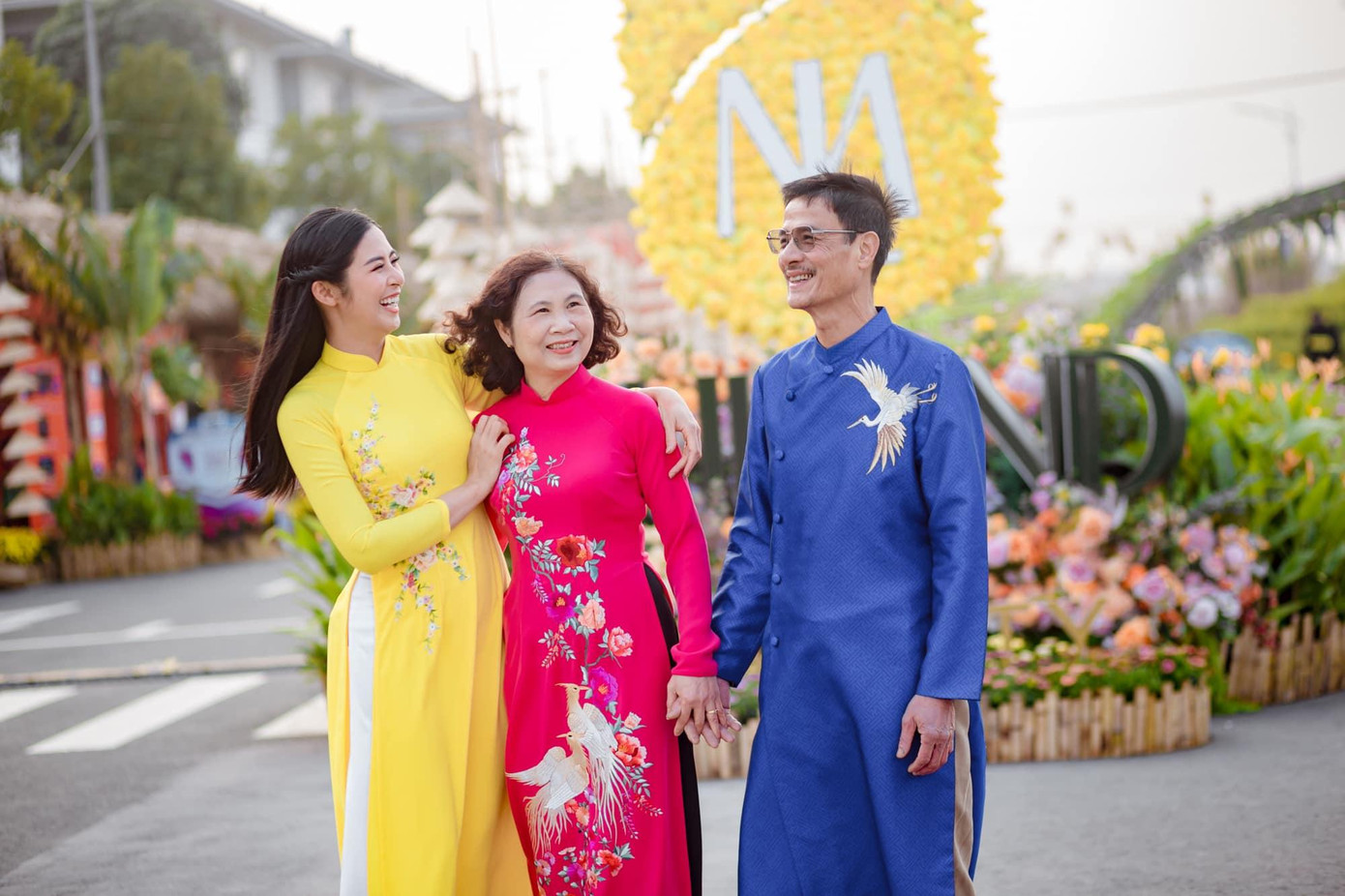 Hoa hậu Ngọc Hân và bố mẹ diện áo dài đi thăm thú đường phố ngày Tết. Hoa hậu Ngọc Hân và bố mẹ diện áo dài đi thăm thú đường phố ngày Tết.