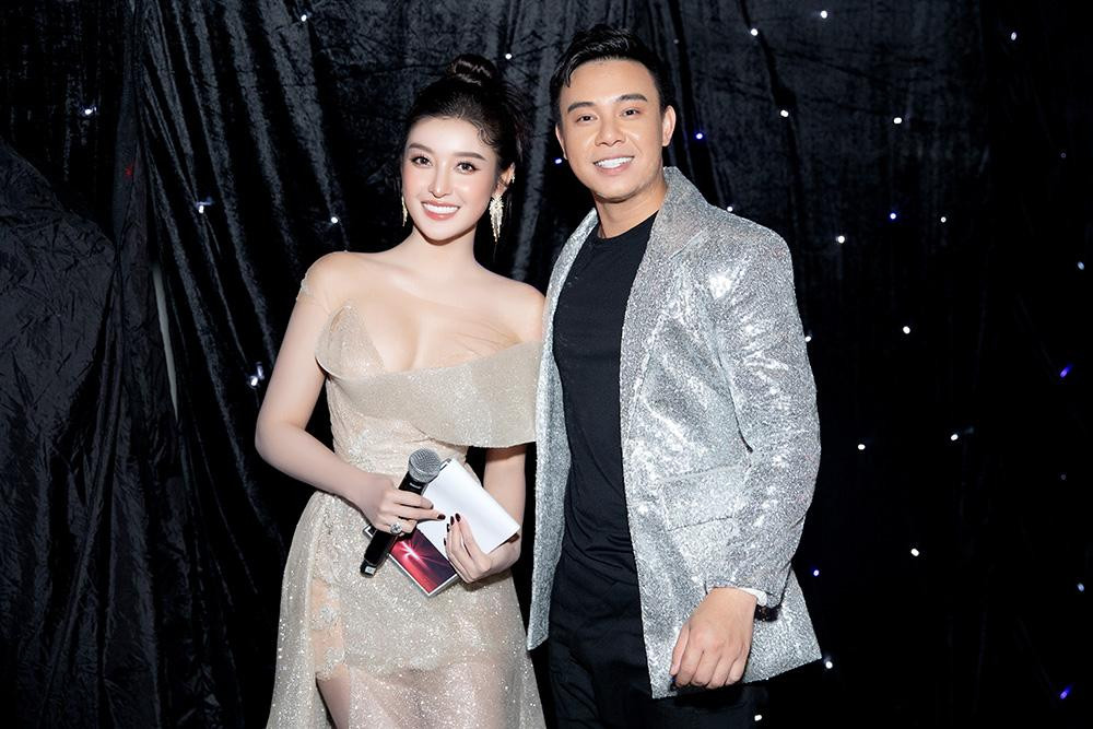 Huyền My khoe dáng gợi cảm bên nam ca sĩ Đông Hùng.