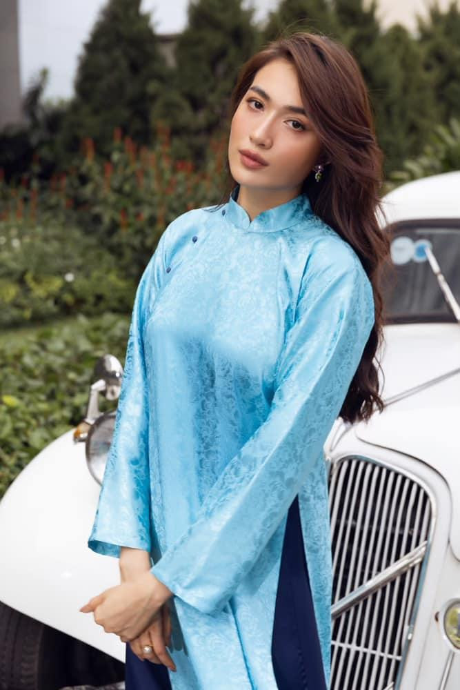 Người đẹp mang không khí Tết về thật gần khi diện áo dài truyền thống.