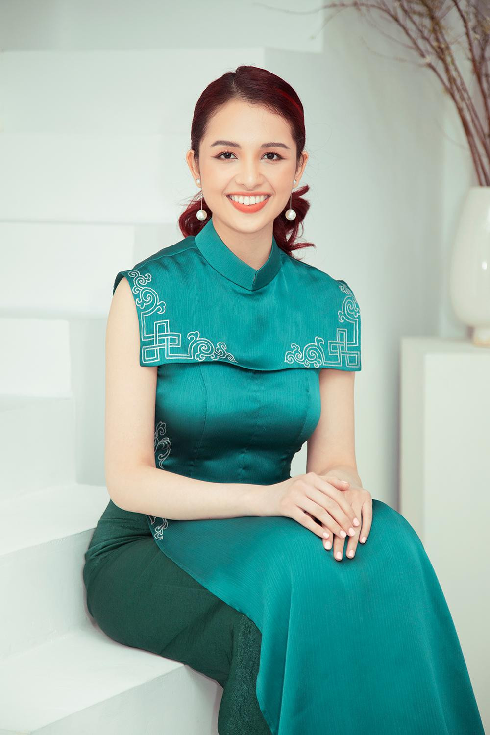 Hoa hậu Diệu Hoa được khán giả yêu mến gọi cô là biểu tượng hạnh phúc nhất trong làng Hoa hậu Việt. Diệu Hoa kết hôn cùng chồng doanh nhân người Ấn Maneesh sau hai năm cô đăng quang Hoa hậu Việt Nam 1990. Kể từ đó, người đẹp giỏi ngoại ngữ nhất Việt Nam có gần 29 năm hạnh phúc viên mãn. Năm 2018, vợ chồng Diệu Hoa tổ chức đám cưới bạc tỷ, mừng kỉ niệm 25 năm ngày cưới.