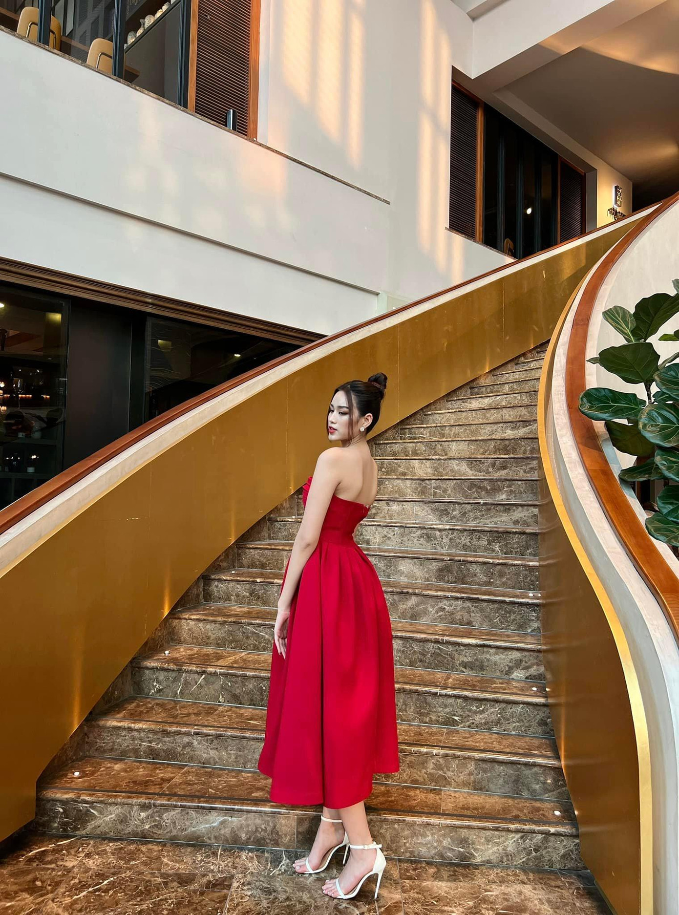 Thiết kế cúp ngực giúp Đỗ Thị Hà khoe trọn tấm lưng trần nuột nà và quyến rũ.