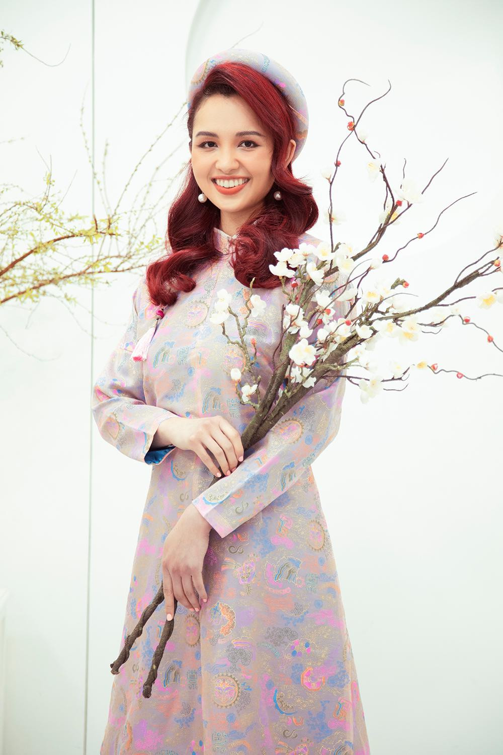 Diệu My 25 tuổi, tốt nghiệp chuyên ngành quản lý, tiếp thị và kinh doanh của trường Wharton thuộc đại học Pennsylvania, đang làm việc ở Mỹ. Chụp xong bộ ảnh cô gái lớn cũng phải bay về Mỹ gấp vì lo cho việc học tập và công việc làm thêm.