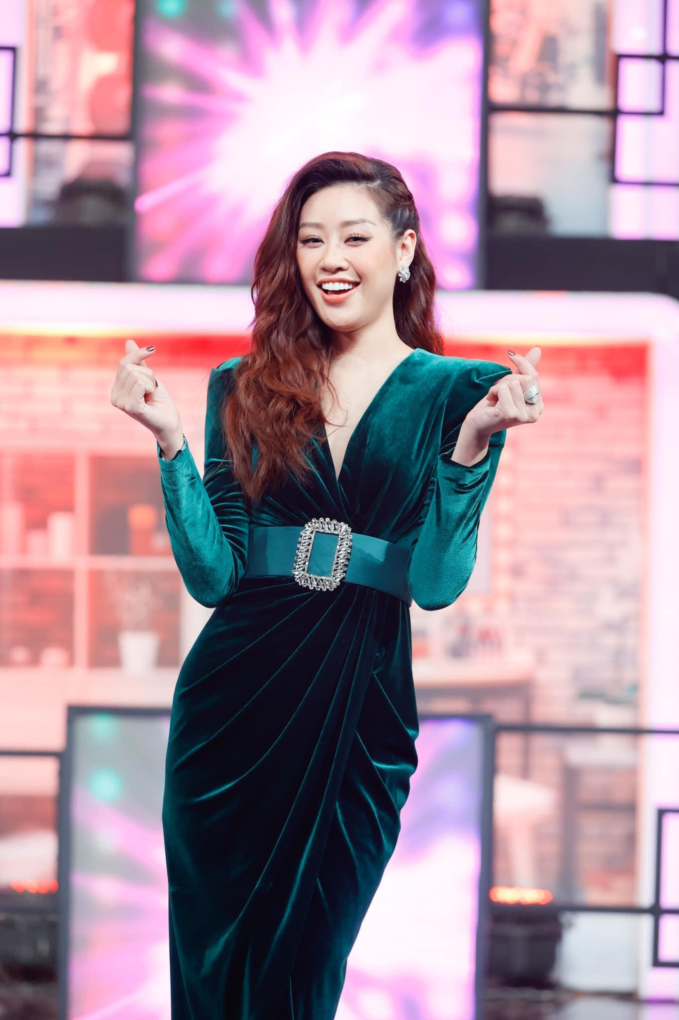 Hoa hậu Khánh Vân diện váy nhung yêu kiều khi tham gia chơi gameshow.