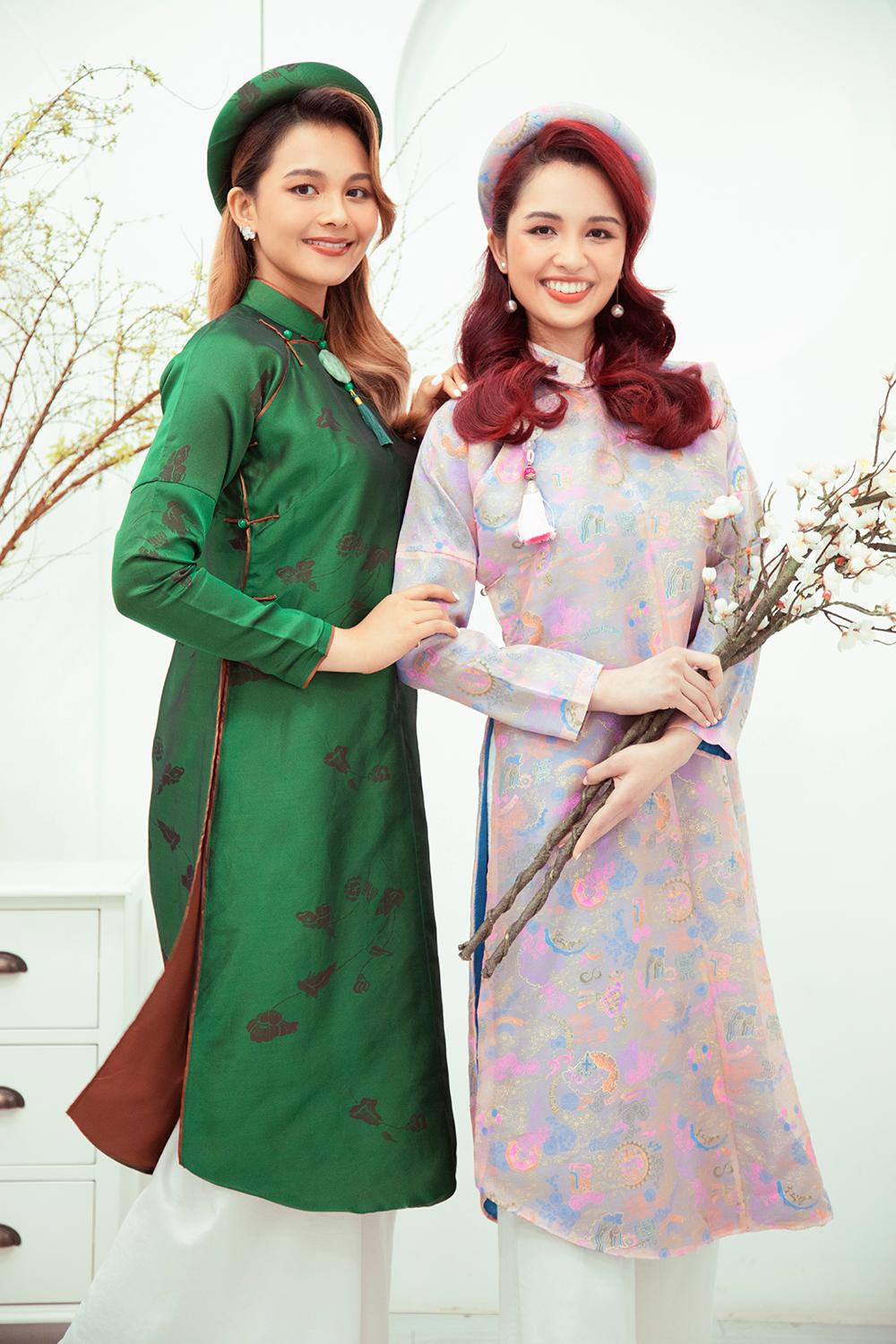 Hai chị em được thừa hưởng nhiều nét đẹp của bố mẹ. Cả hai được khen đằm thắm, duyên dáng khi diện áo dài truyền thống.