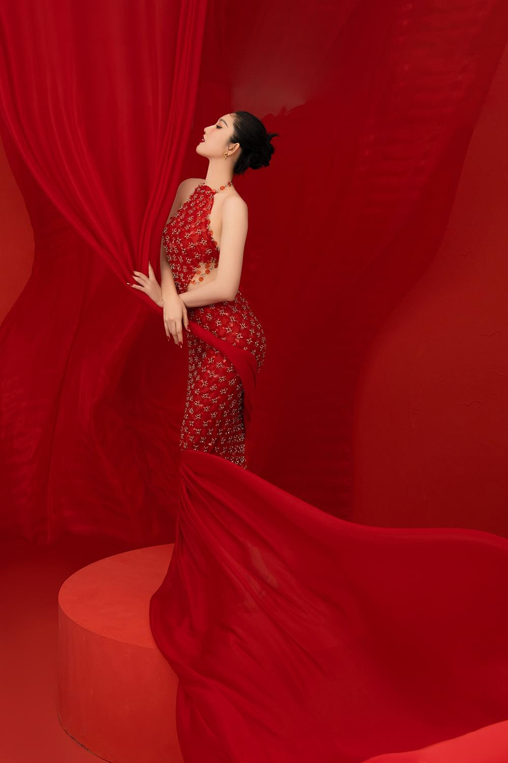 Cô cũng không quên gửi lời chúc Tết tới khán giả: “Năm Nhâm Dần 2022, Thúy Ngân chúc tất cả quý khán giả và người thân, người thương của quý vị năm mới sức khỏe dẻo dai, công việc thuận lợi thăng tiến dài dài, phi những nước đại tiến tới thành công trong tương lai”.