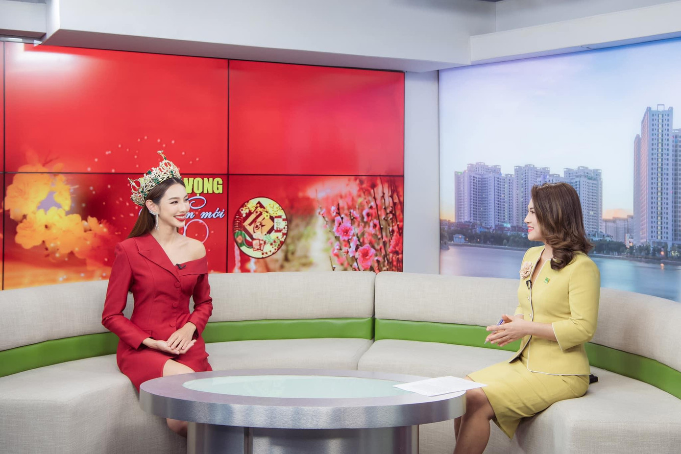 Là một quý cô tuổi Dần nên Hoa hậu Thuỳ Tiên rất đắt show phỏng vấn trong những chương trình truyền hình về Tết cổ truyền Nhâm Dần.