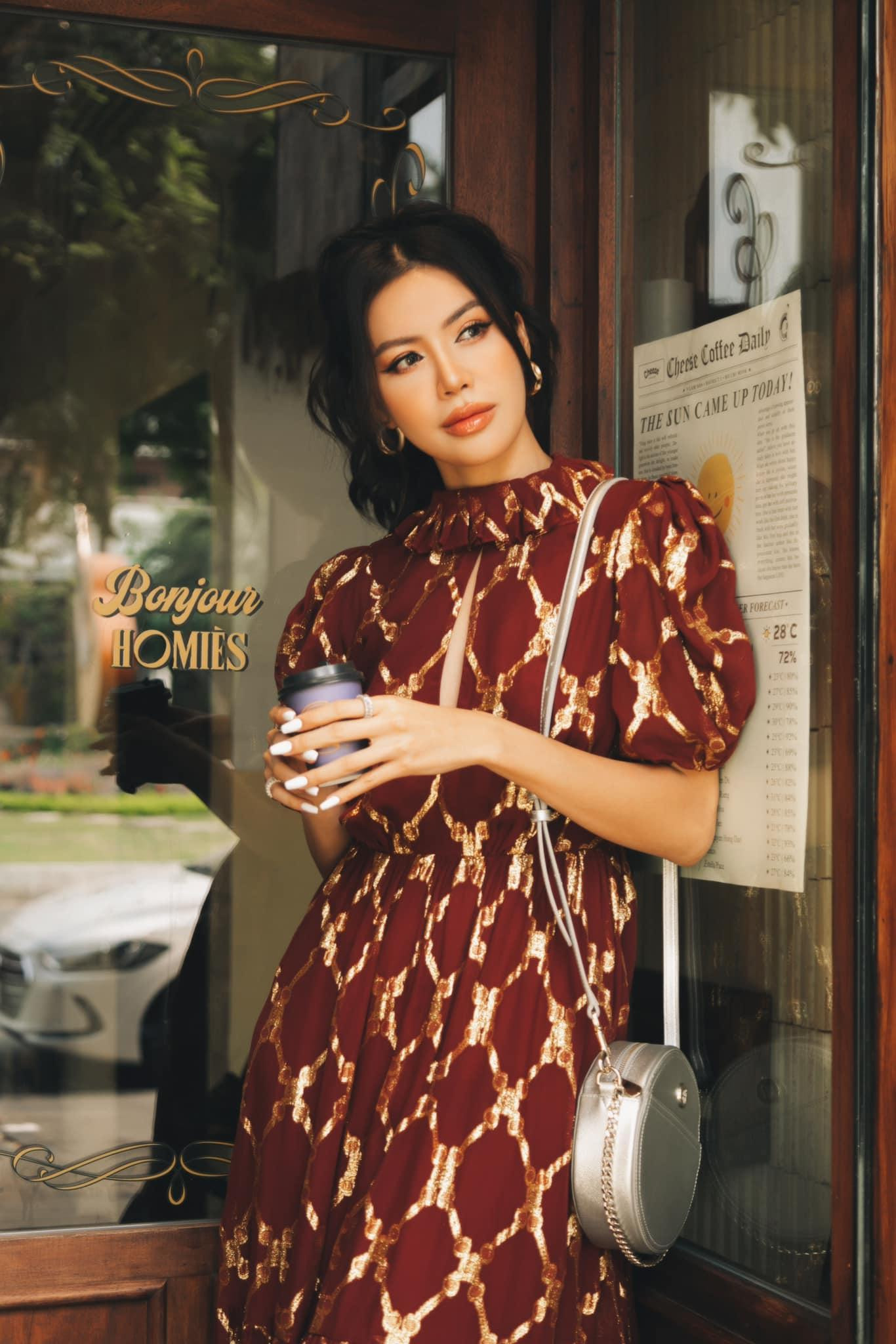 Siêu mẫu Minh Tú hoá cô nàng tiểu thư kiêu kỳ xuống phố ngày cuối năm.