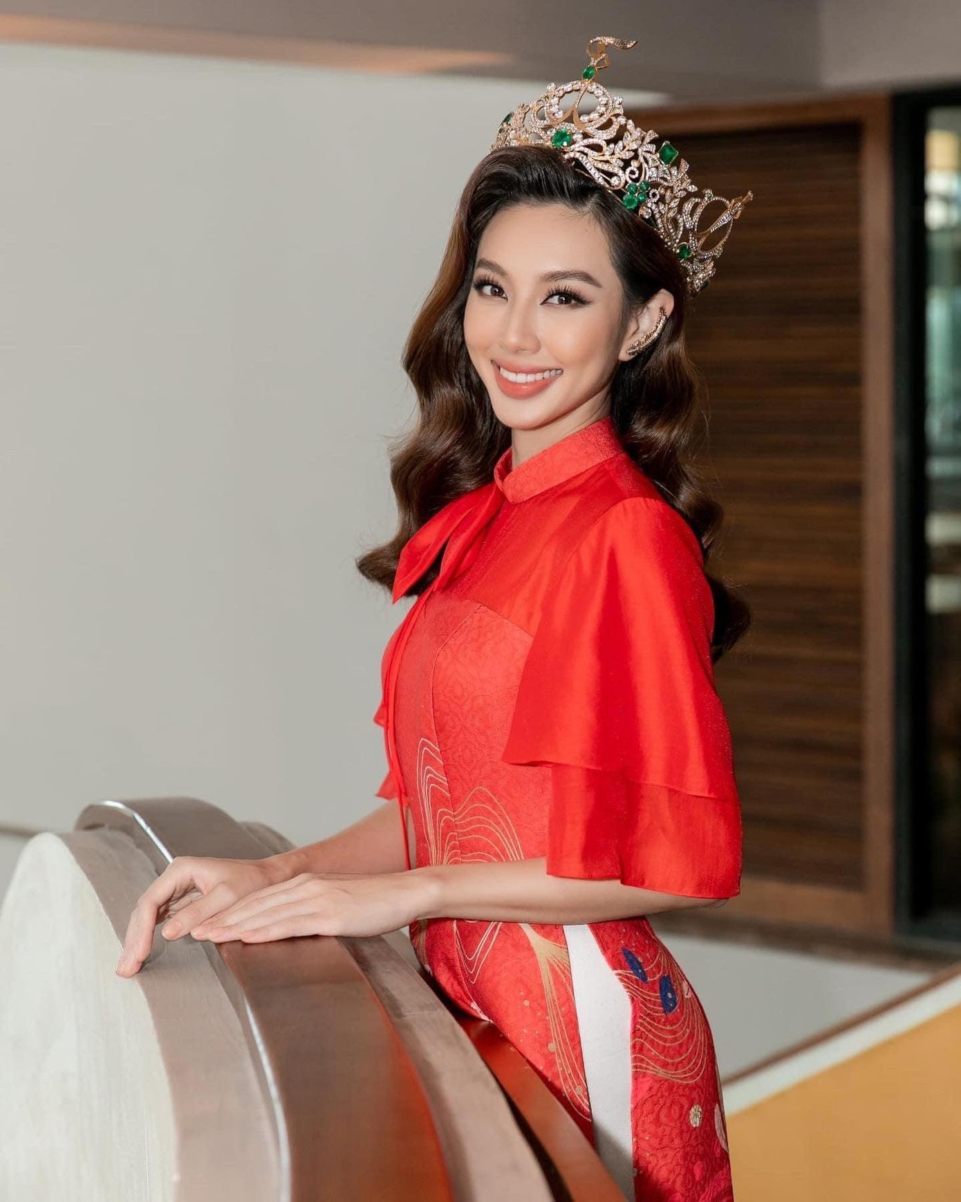 Sau khi về nước, Hoa hậu Thuỳ Tiên thường xuyên chọn áo dài trong những sự kiện mà cô xuất hiện.