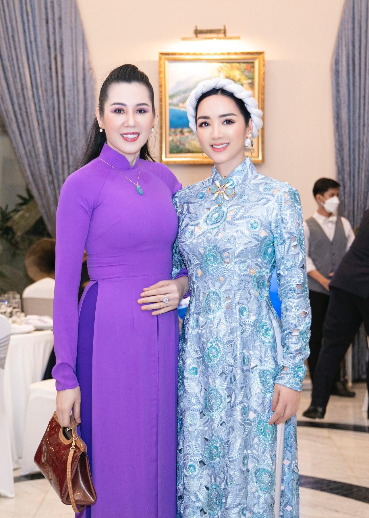 Cô cũng có dịp gặp lại Á hậu Vi Thị Đông.