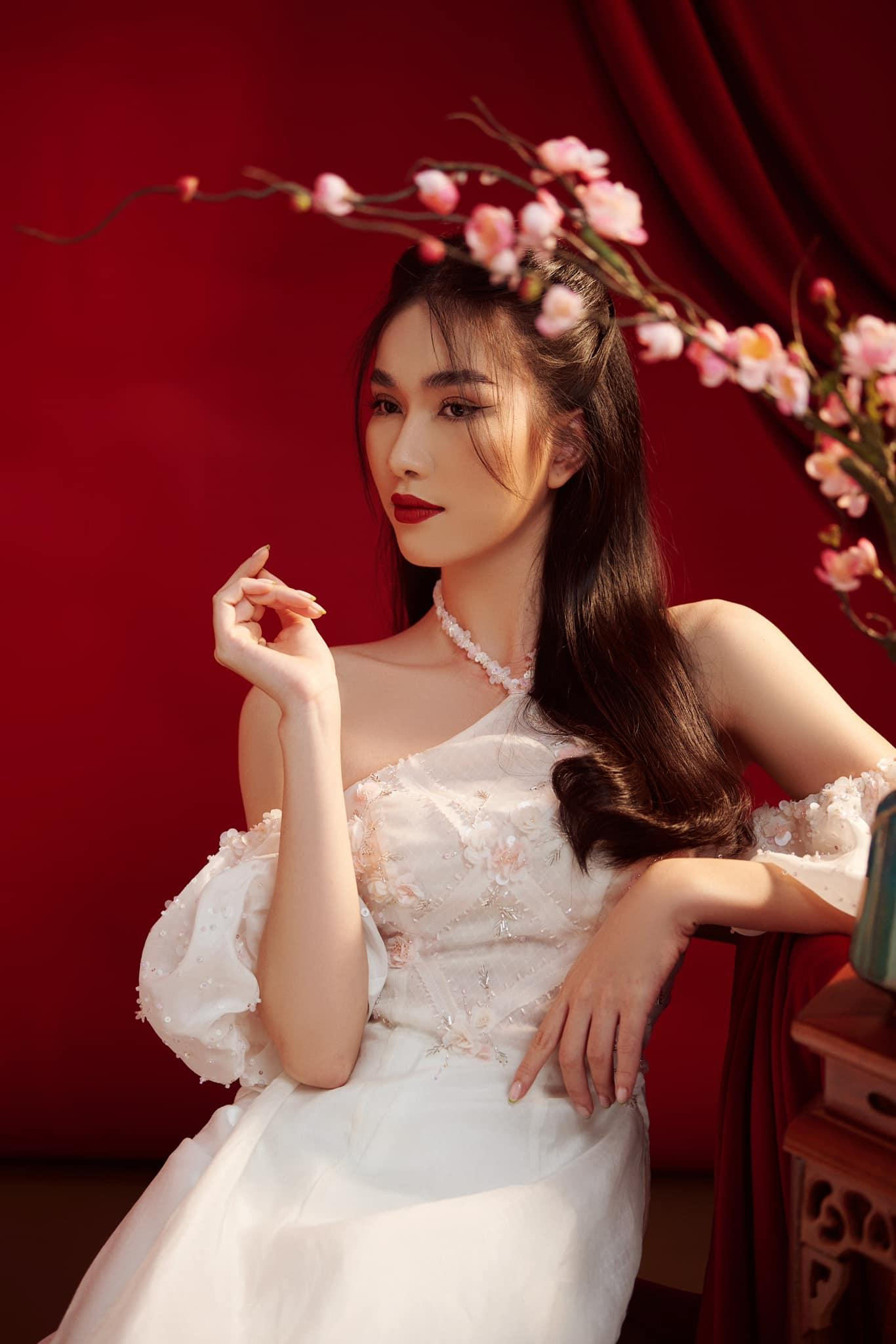 Á hậu Phương Anh diện váy yếm khoe vai trần quyến rũ hoá 'nàng Xuân'.