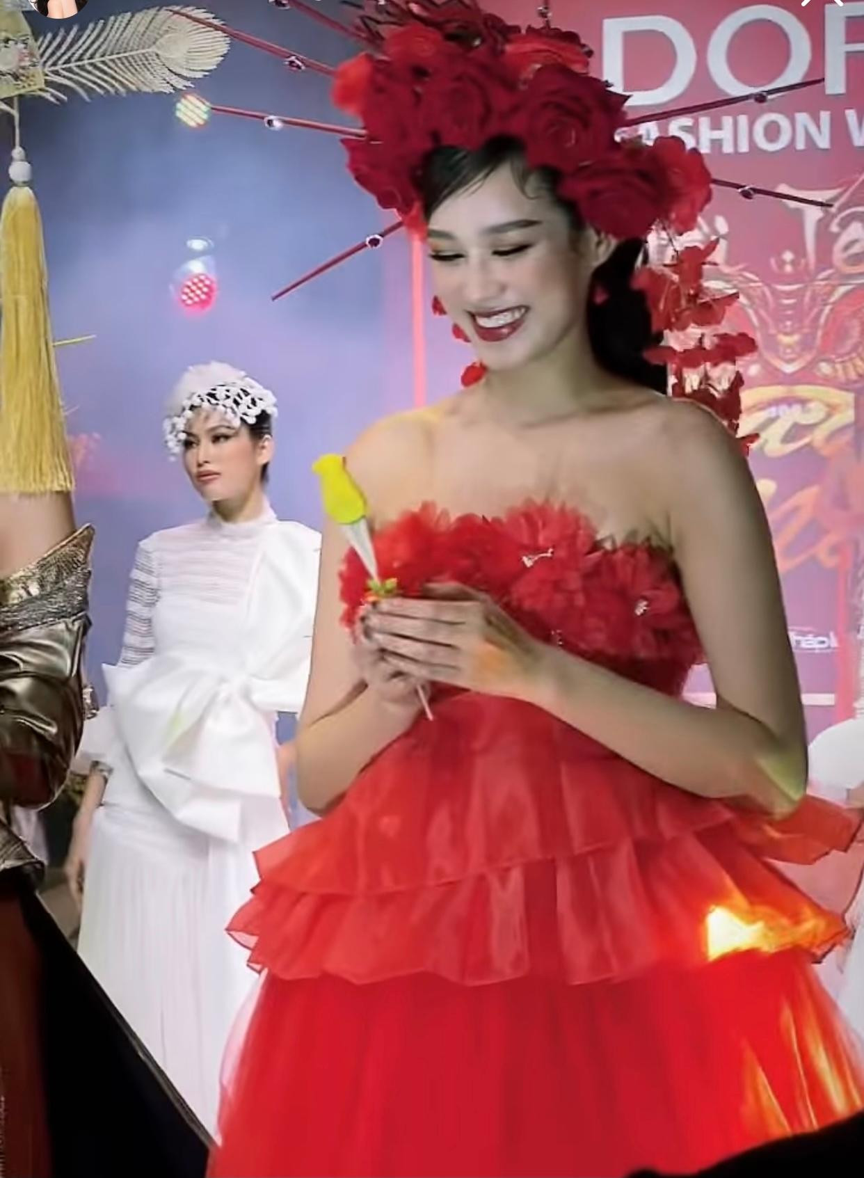 Đỗ Thị Hà bất ngờ khi được khán giả tặng món quà dễ thương. Đỗ Thị Hà bất ngờ khi được khán giả tặng món quà dễ thương.