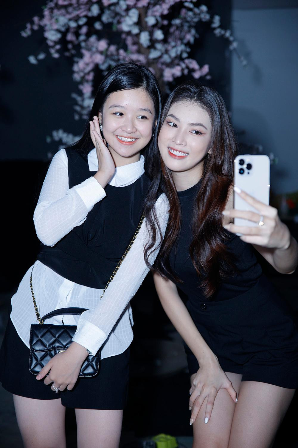 Á hậu Ngọc Thảo thân thiết bên bé Bảo Ngọc trong quá trình tập luyện.