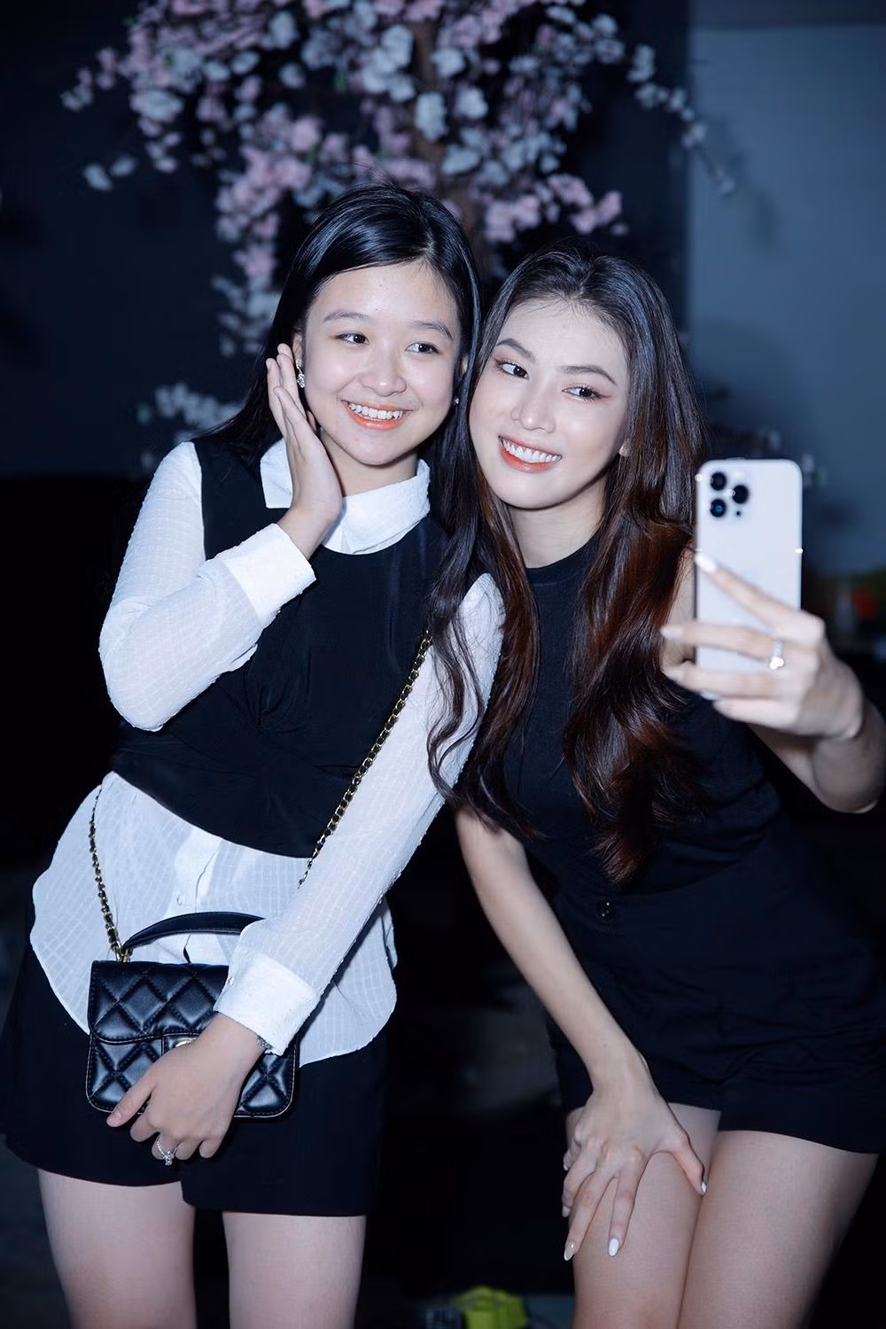 Á hậu Ngọc Thảo thân thiết bên bé Bảo Ngọc trong quá trình tập luyện.