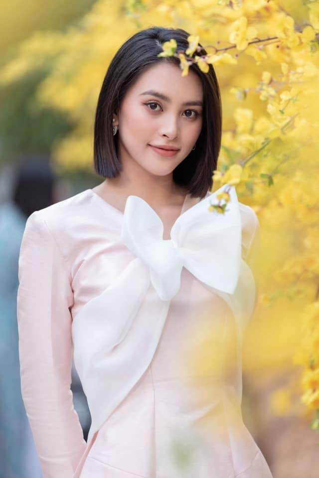 Trang điểm và làm tóc nhẹ nhàng nhưng Hoa hậu Tiểu Vy vẫn cuốn hút với thần thái kiêu sa.