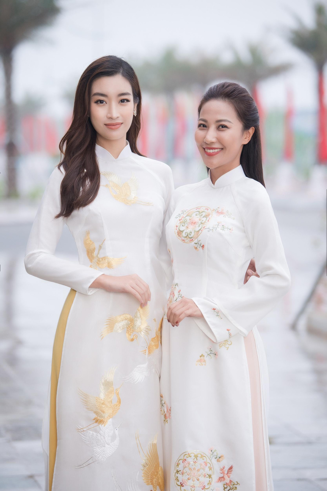 Hoa hậu Đỗ Mỹ Linh đọ sắc bên MC Quỳnh Hoa. Hoa hậu Đỗ Mỹ Linh đọ sắc bên MC Quỳnh Hoa.