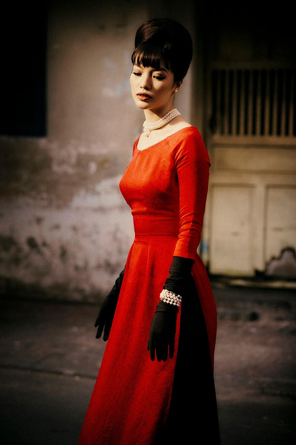 Diện áo dài chít eo tôn vinh vòng một quyến rũ, Lâm Bích Tuyền hoá thân thành quý cô thập niên 60-70. Diện áo dài chít eo tôn vinh vòng một quyến rũ, Lâm Bích Tuyền hoá thân thành quý cô thập niên 60-70.