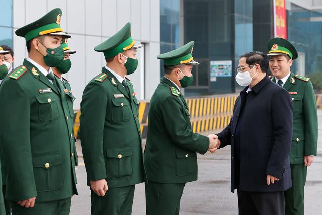 Thủ tướng thăm, chúc Tết các lực lượng chức năng đang làm việc tại cửa khẩu quốc tế Móng Cái. Ảnh: VGP/Nhật Bắc Thủ tướng thăm, chúc Tết các lực lượng chức năng đang làm việc tại cửa khẩu quốc tế Móng Cái. Ảnh: VGP/Nhật Bắc