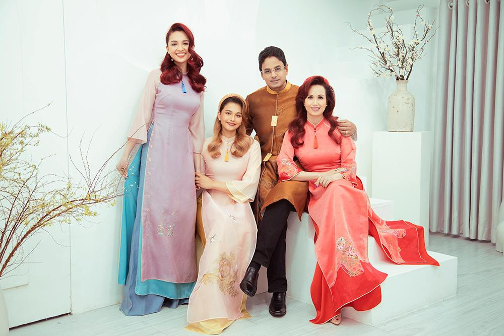 Không chỉ có vẻ đẹp quý phái, Diệu Hoa còn nổi tiếng là hoa hậu đa tài. Cô thông thạo 5 thứ tiếng: Anh, Pháp, Nga, Ấn và Thái. Năm 2006, cô được ghi vào sách kỷ lục Việt Nam với tư cách "hoa hậu thông thạo nhiều thứ tiếng nhất". Diệu Hoa từng tốt nghiệp thạc sỹ quản trị kinh doanh (MBA) tại Viện Công Nghệ Châu Á (AIT) ở Thái Lan.