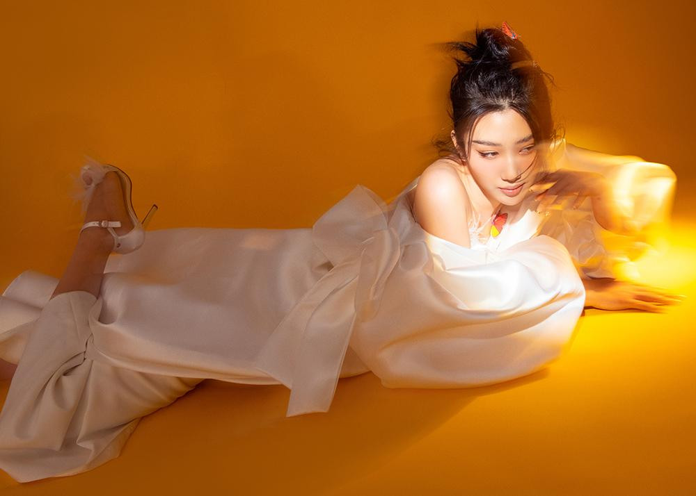 Bên cạnh đó, cô cũng chiến thắng tại hạng mục Nghệ sĩ đột phá cũng như có mặt tại đề cử Nghệ Sĩ Của Năm tại lễ trao giải Vietnam Entertainment Awards 2021.