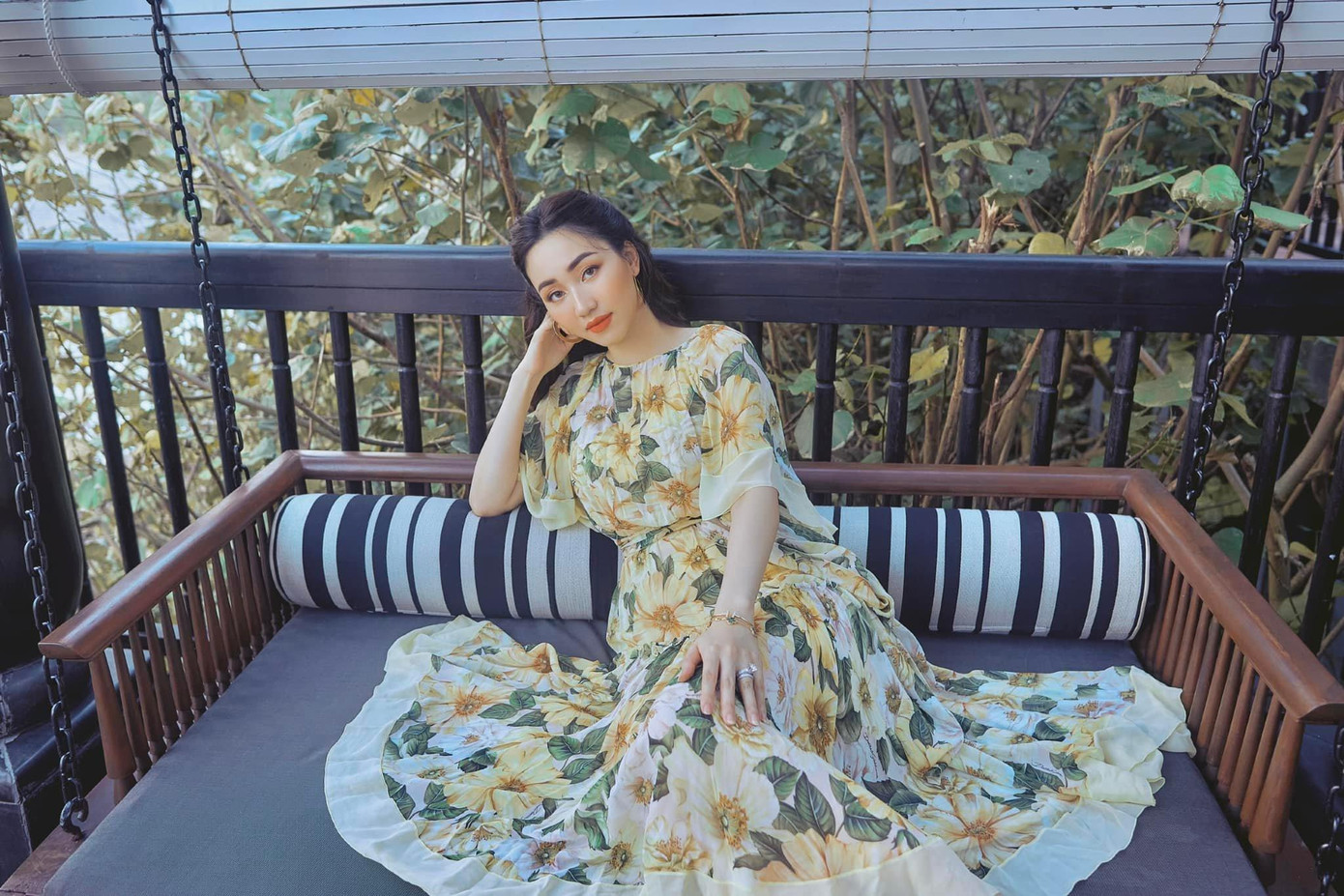 Á hậu Trà My đẹp mơ màng như nàng thơ với bộ váy hoa rực rỡ.