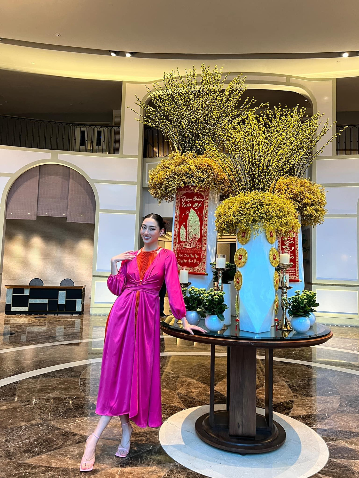 Hoa hậu Lương Thuỳ Linh diện váy yếm hoá nàng Xuân quyến rũ.