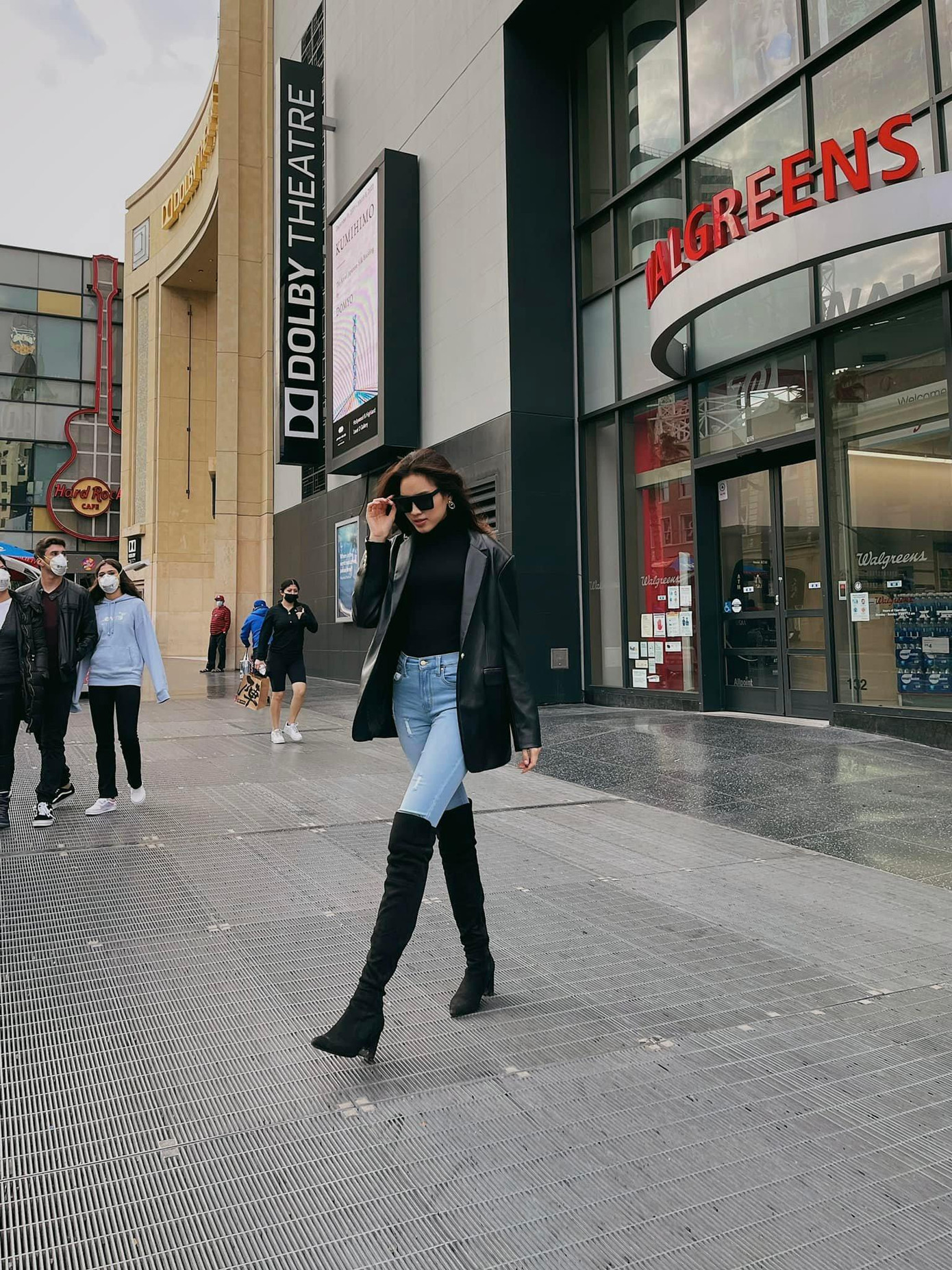 Sải bước trên đường phố Los Angeles, Đỗ Thị Hà thu hút sự chú ý với đôi chân dài 1m1 thẳng tắp.