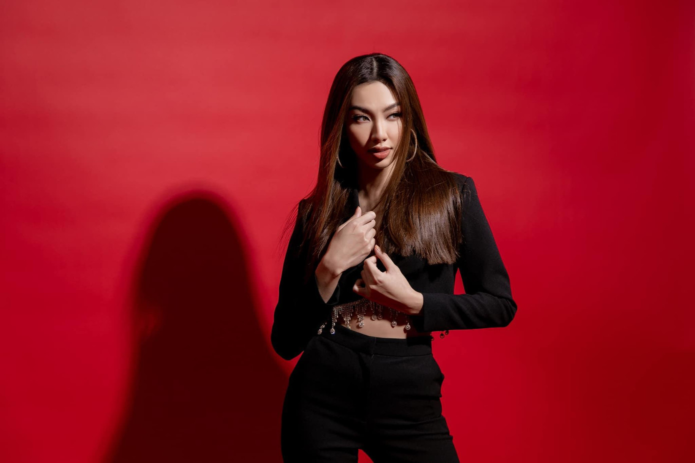 Người đẹp khoe vẻ đẹp hiện đại và cá tính với set đồ tông màu đen.