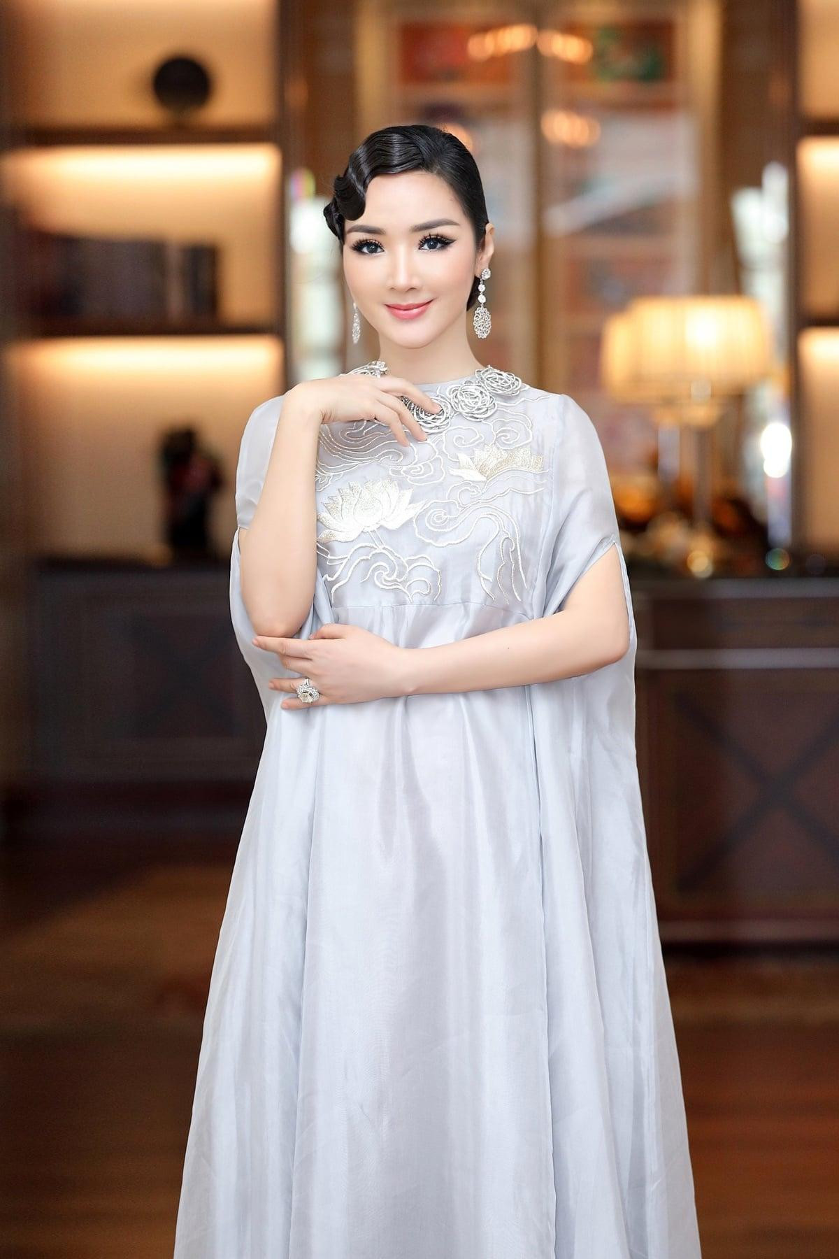 Hoa hậu Giáng My diện váy dáng xuông khoe vẻ đẹp quyến rũ, kiêu sa.