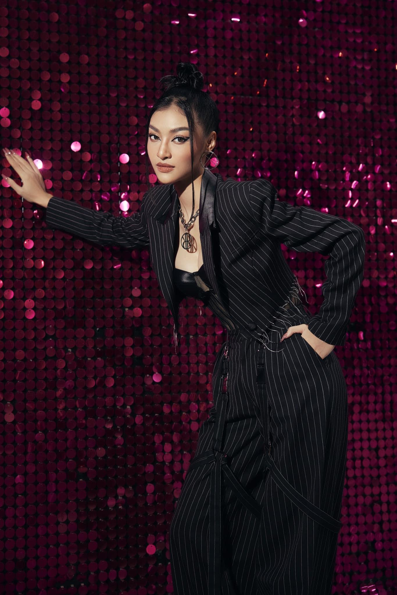 Á hậu Kiều Loan diện trang phục tông màu đen cá tính. Điểm nhấn là chiếc áo corset trễ nải vòng 1 quyến rũ.