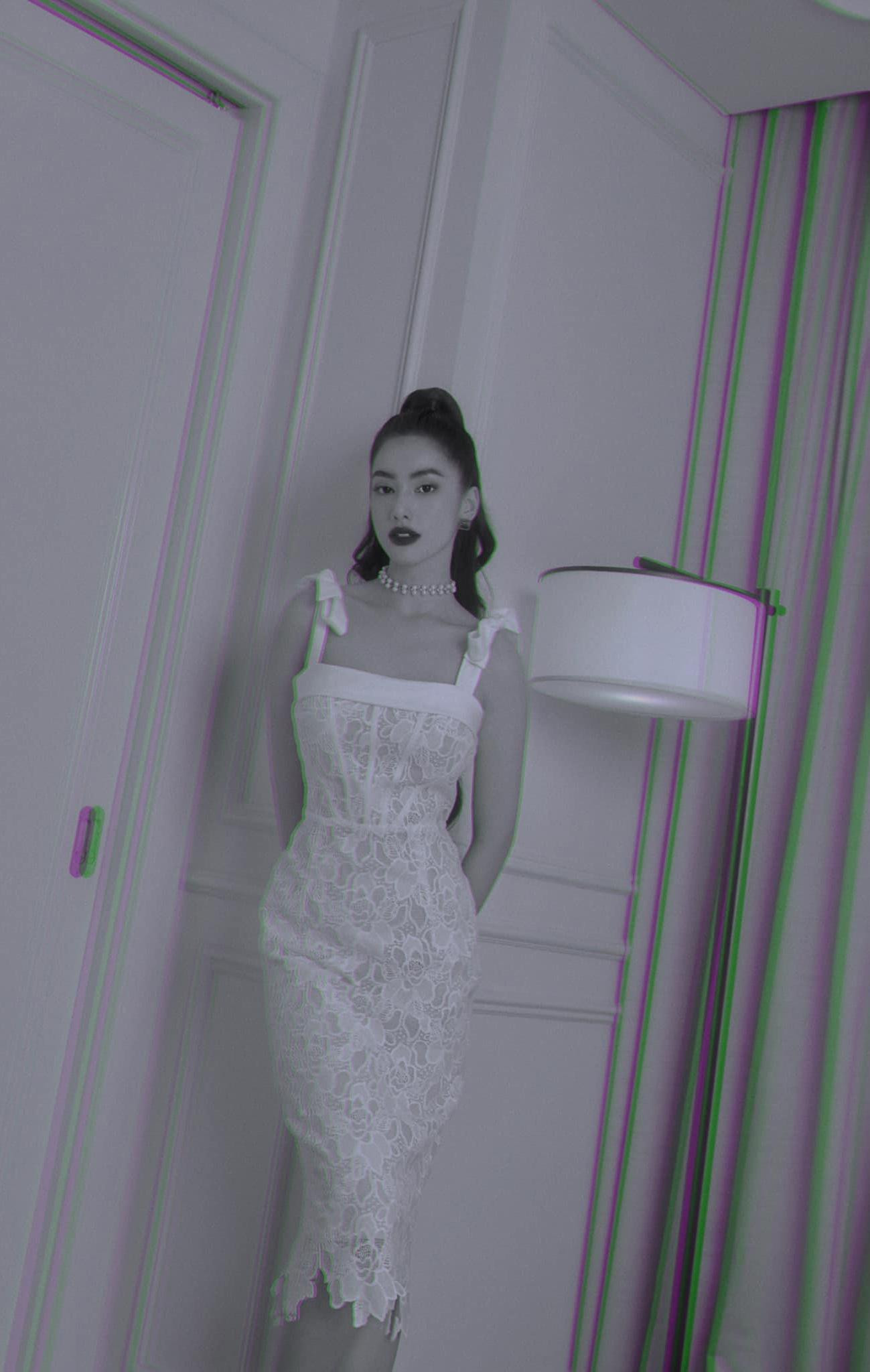 Bộ váy ren trắng lại tôn lên vóc dáng thướt tha, quyến rũ của top 15 HHVN 2020.