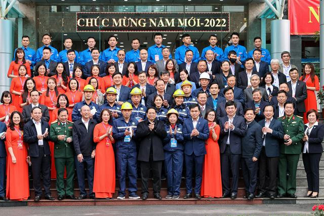 Thủ tướng chụp ảnh lưu niệm cùng cán bộ, công nhân lao động ngành than. Ảnh: VGP/Nhật Bắc Thủ tướng chụp ảnh lưu niệm cùng cán bộ, công nhân lao động ngành than. Ảnh: VGP/Nhật Bắc