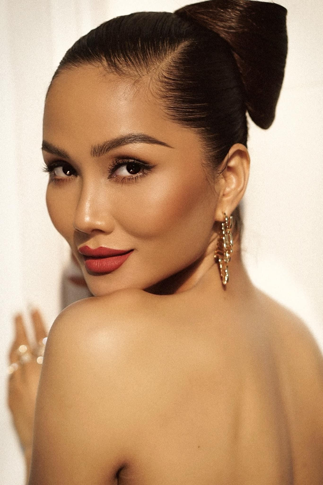 Hoa hậu H'Hen Niê đẹp hút hồn với tông trang điểm mắt mèo sắc sảo và môi đỏ mọng quyến rũ.