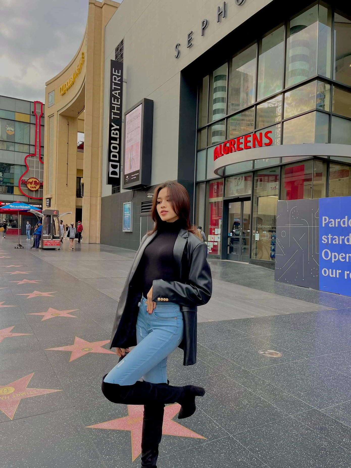 Mới đây Hoa hậu Đỗ Thị Hà đã có chuyến đi thăm Los Angeles và cô đã không bỏ lỡ cơ hội tới thăm đại lộ danh vọng Hollywood - nơi khắc tên của các ngôi sao đình đám, có nhiều thành tựu nổi bật của kinh đô điện ảnh.