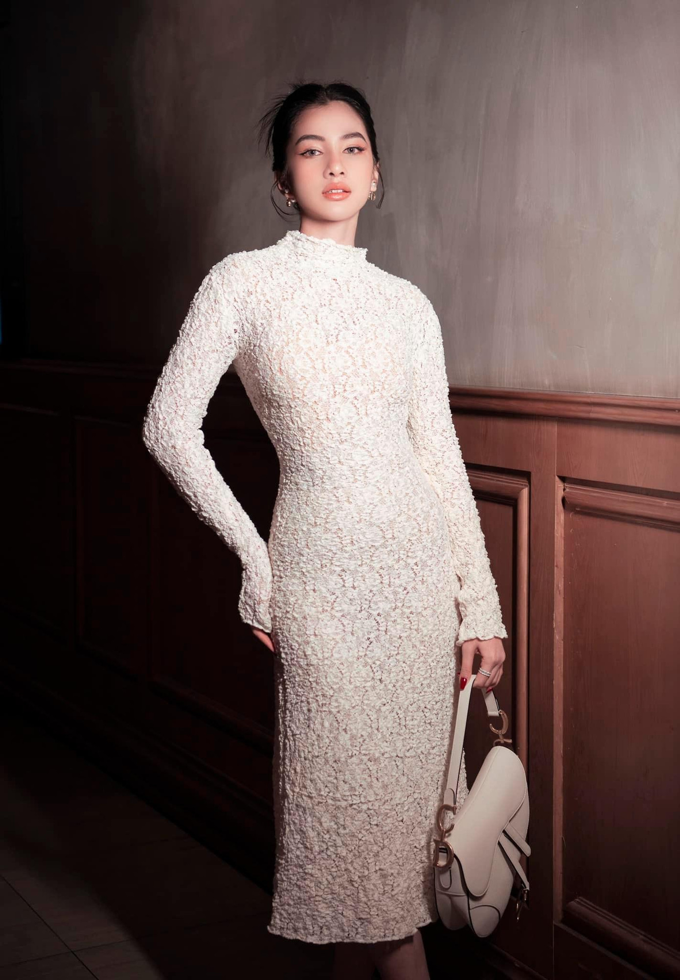 Người đẹp Cẩm Đan diện váy 'kín cổng cao tường' nhưng vẫn khoe được đường cong quyến rũ. Người đẹp Cẩm Đan diện váy 'kín cổng cao tường' nhưng vẫn khoe được đường cong quyến rũ.